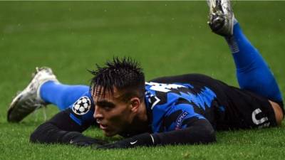 Lautaro Martínez tirado en el césped tras una ocasión fallada por el Inter. Foto AFP