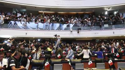 Trabajadores del poder judicial, irrumpieron la sesión en contra de la reforma impulsada por el oficialismo ayer martes, en la Cámara de Senadores de Ciudad de México (México).