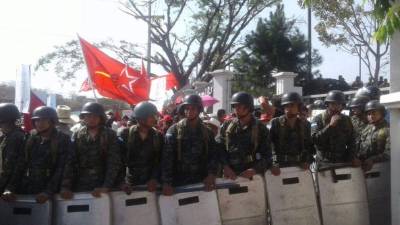 El edificio de la Corte Suprema de Justicia amaneció militarizada por la llegada del expresidente Manuel Zelaya.