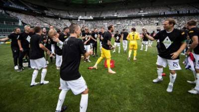 La plantilla del Gladbach festejó por todo lo alto la clasificación a la próxima Champions League. Foto Twitter.