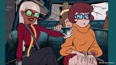 En una escena, se muestra a Velma sonrojándose y con los lentes ahumados cuando se encuentra con la villana Coco Diablo.