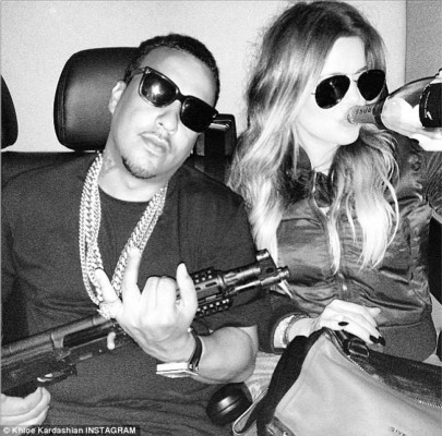 Khloe Kardashian posa con armas en redes sociales