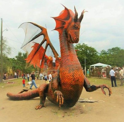 Trinidad celebra el paseo de las chimeneas gigantes