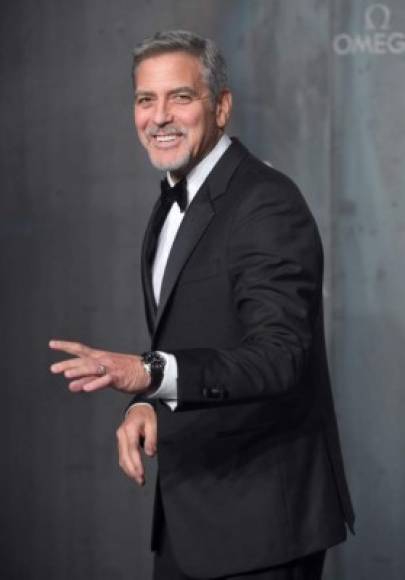 1. George Clooney <br/>Ganancias - $239 millones de dólares<br/><br/>Los jugosos ingresos del marido de Amal Clooney se deben principalemten por la venta de su marca de tequila.<br/>La venta de Casamigos a la licorera Diageo le reportó al actor estadounidense un total de 233 millones de dólares que, sumados a las ganancias procedentes de sus antiguas películas y a otros negocios, lo catapultaron al número uno de la célebre lista.<br/>
