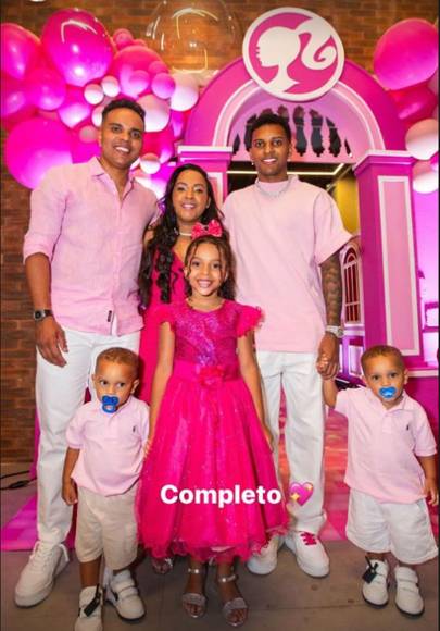 Rodrygo, jugador del Real Madrid, aprovechó estos días para viajar hasta Brasil y pasar unas Navidades familiares junto a sus dos hijos gemelos. Aquí posa junto a su familia completa.