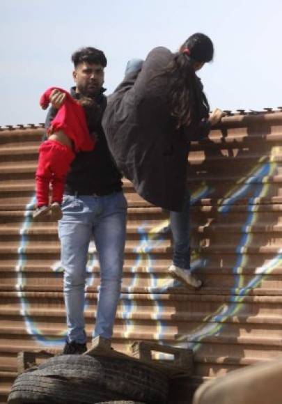 De hecho, este martes un fotógrafo de la agencia de noticias EFE captó a un hombre, que junto a su familia, saltó la valla fronteriza que separa México de Estados Unidos, entre Tijuana y San Diego, apenas unas horas antes de que Trump llegue a esa zona para supervisar los prototipos del muro.