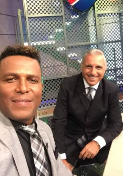 El exgoleador búlgaro Hristo Stoichkov, ídolo del FC Barcelona, es uno de los compañeros del hondureño Carlos Pavón en Univisión.