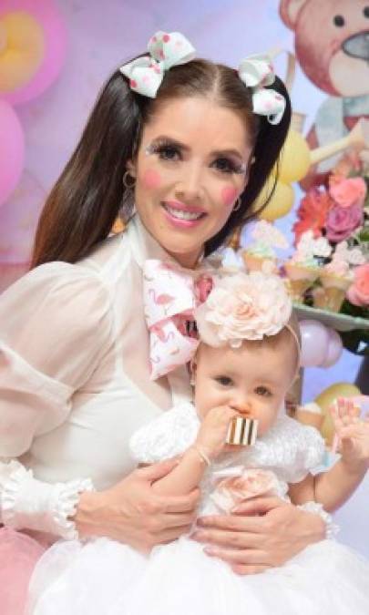 La estrella compartió varias fotografías de la linda fiesta en su cuenta de Instagram. Favela se vistió de muñeca para la ocasión y publicó varias imágenes de ella con su caracterización, lo que desató las críticas de sus seguidores.