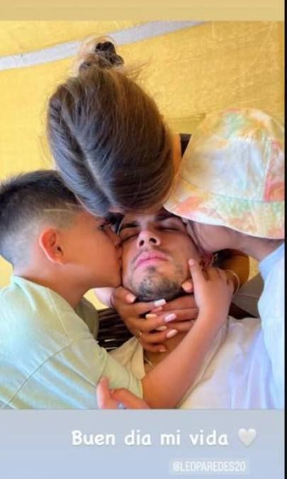 Leandro Paredes y su familia. Camila Galante, compartió una foto del jugador, quien ayer volvió a ser titular en la Scaloneta, junto a sus hijos. También, escribió: “<i>Buen día mi vida</i>”
