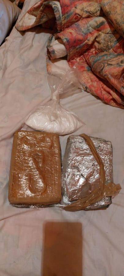 Imagen de la supuesta heroína y cocaína decomisada a los detenidos en La Ceiba.