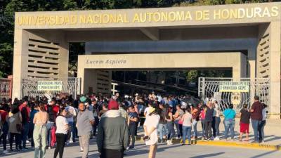 Jóvenes se forman en filas para rendir la Prueba de Aptitud Académica en Unah-vs durante el segundo proceso de 2023.