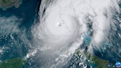 Imagen satelital del huracán Ian, el cual está a punto de tocar tierra en la costa de la Florida, Estados Unidos.