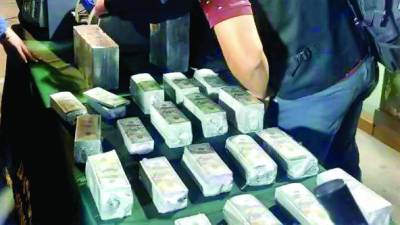 Agentes de Dipampco han decomisado dólares falsos que estafadores han entregado en cajas fuertes a pequeños empresarios hondureños.