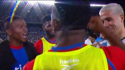 Panameños se disputaron la camiseta de Enzo con un insólito juego
