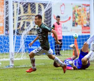 Los jugadores del Marathón celebran el gol de Damin Ramírez ante Olancho FC.