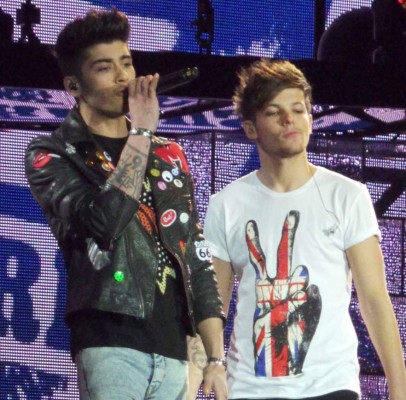 Captan a músicos de One Direction fumando un porro