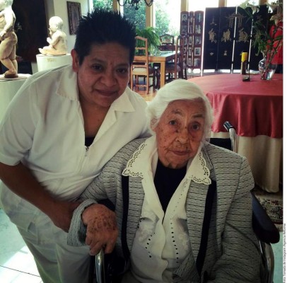 Thalía firma contrato para darle pensión a su abuela