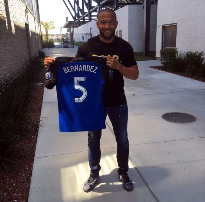 'Muma' Bernárdez subasta camiseta para ayudar a Héctor Landázuri