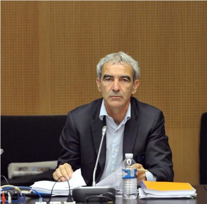 Domenech seguirá al frente de la selección de Francia