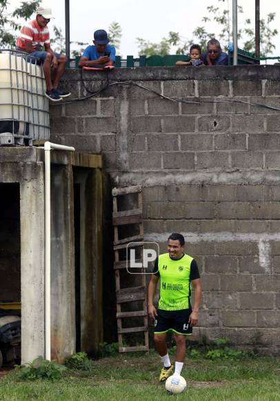 Julio César de León Dailey es un ícono del fútbol hondureño vaya a donde vaya. Su simpatía con la afición es palpable.