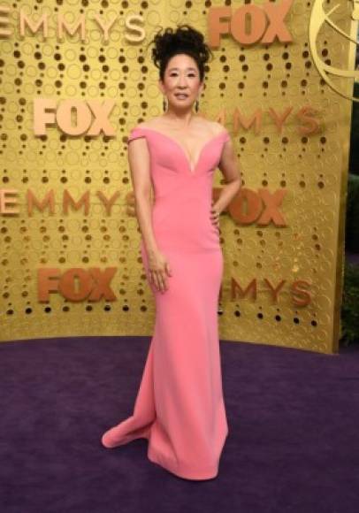 Sandra Oh usó un impecable Zac Posen en tono rosa con hombros descubiertos.