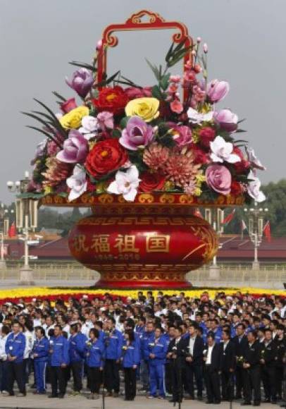 CHINA. Celebran Día Nacional. Ciudadanos chinos participan del Día Nacional de China, al lado de un arreglo floral gigante en Pekín. Foto: EFE