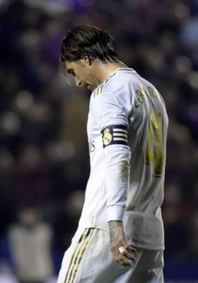 Sergio Ramos se fue muy triste del campo del Levante por la derrota.