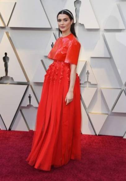 Rachel Weisz, nominada a mejor actriz de reparto por su papel en The Favourite, lució impecable con un vestido rojo.
