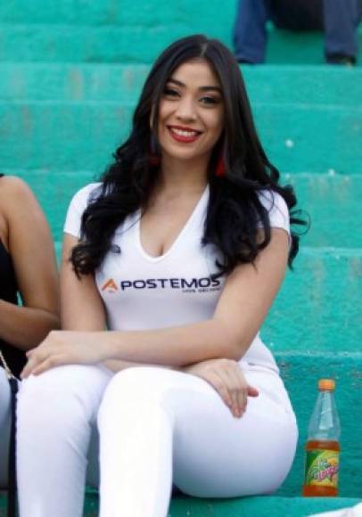 Esta bella modelo robó miradas en las gradas del estadio Roberto Martínez Ávila de Siguatepeque.