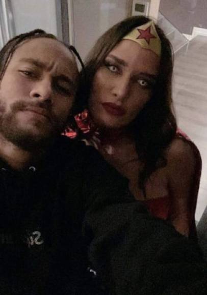 Neymar compartió parte de la diversión de la noche junto a su amiga Angelica Gomes, que decidió asistir a la fiesta con un el característico atuendo de la princesa guerrera Diana Prince, a la que encarnó Gal Gadot en la taquillera cinta del 2017 'Wonder Woman'. 'Mujer maravilla'.