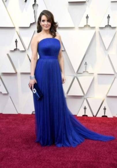 La comediante Tina Fey no se toma en broma una gala como los Óscar. La actriz resaltó en un vestido azul eléctrico sin mangas.