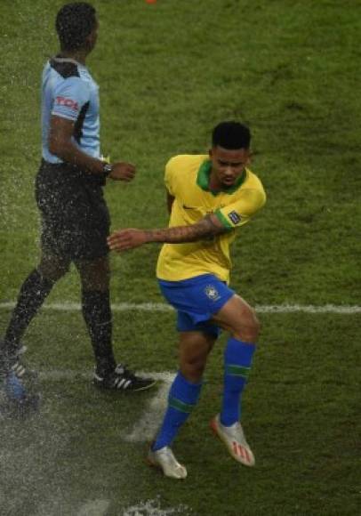 Brazil's Gabriel Jesus reacts after being sent off the Copa America football tournament final match against Peru at Maracana Stadium in Rio de Janeiro, Brazil, on July 7, 2019. (Photo by MAURO PIMENTEL / AFP)