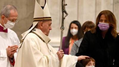En su homilía el pontífice explicó que la Navidad es un periodo que permite a los fieles 'nacer interiormente de nuevo'.