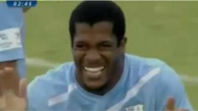 Para el atacante marfileño Serge Dijehoua, la expulsión que se dio siete segundos de haber ingresado, le causó tremenda risa.