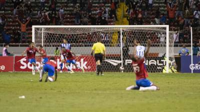 Costa Rica venció 2-1 a Honduras con gol a los 95 minutos y son quintos en la octagonal de Concacaf.