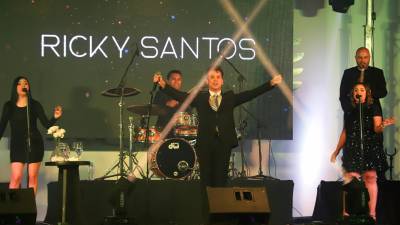 Ricky Santos, el doble de Luis Miguel se presentó junto a una banda de artistas hondureños. Fotos: Jorge Gonazáles.