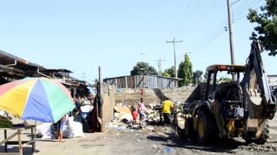 Los malos olores que se desprenden del basurero a la par del mercado Dandy no se soportan.
