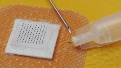 La vacuna se aplica a través de un parche que mide aproximadamente un centímetro cuadrado con 100 migroagujas.