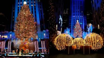 La ciudad de Nueva York inauguró esta semana la época navideña con el tradicional encendido de luces del gigantesco árbol del Rockefeller Center, aunque este año, por el coronavirus, fue una ceremonia que solo pudieron ver en vivo un puñado de personas, mientras el resto de fanáticos de este evento debió seguirlo por televisión. FOTOS: EFE y AFP.