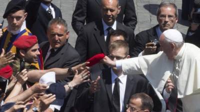 El papa Francisco saluda a los representantes de la Policía militarizada, durante una ceremonia celebrada con motivo del bicentenario de la creación del cuerpo en la Plaza de San Pedro del Vaticano.
