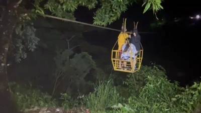 Aldeas de la Cuenca del Cangrejal de La Ceiba siguen incomunicadas desde la tormenta Sara por el derrumbe del vado sobre el río Viejo.