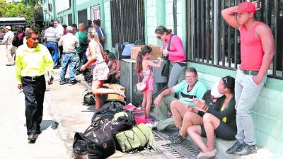 Las oficinas de Migración en Tegucigalpa, llena de ciudadanos cubanos.