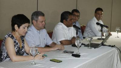 María A. Rivera de la CCIC, Juan Corujo de OPC, el ministro Alden Rivera, Víctor Cardoza de PMH y Mariano Torres de OPC.
