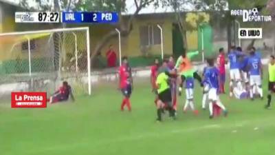 Portero se descontrola y agrede brutalmente a árbitro en Honduras