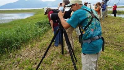 Turistas con la indumentaria para el aviturismo.