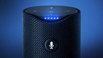 Amazon tiene su propia linea de altavoces inteligentes, de la línea Echo, y su propio asistente de voz, Alexa.