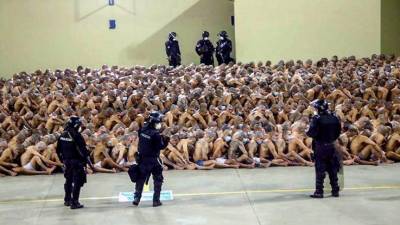 Pandilleros salvadoreños recluidos en prisiones de máxima seguridad.
