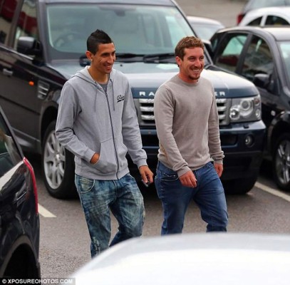 Di María gana unos 300 mil dólares a la semana y saca dinero del cajero