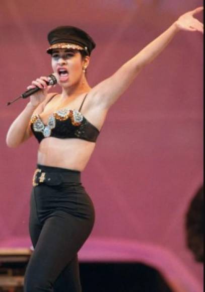 Selena se caracterizó por destaparse y usar brasier en sus conciertos, aunque para tomar esa decisión tuvo que dejar por fuera su pudor. El color negro tuvo gran impacto entre sus vestuarios.