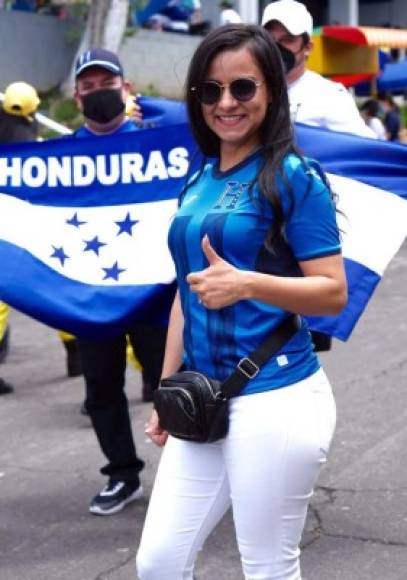 La guapa Michelle Villafuerte llegó desde Tegucigalpa para apoyar a la Selección de Honduras.